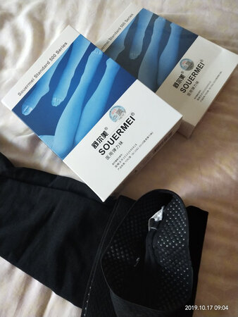 舒尔美袜子搞活动，一次性购买了6双，一次性下单分不同地方分两次发货，物流也很快，2－3天很快收货，比较厚实，秋冬季节穿合适，穿上不会觉得紧，很舒服，只是长腿袜不太满意，质量当然很好，就是穿的过程中老往下掉，边走边提很尴尬，连裤袜比较好，以前也买个中筒袜都不会下滑……坚持穿希望症状能减轻，客服态度很好，第一次下单拍错型号和尺码已经付款了，跟客服沟通立马处理了退款，然后重新拍了，这个速度比较点赞！