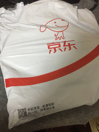 第二次购买芬尚方格练字纸。质量不错，托墨性能良好，量大一点的墨也透不过纸张，不会弄脏桌子。背面还可以书写八个大字，能二次运用，物有所值了。一包48张，四尺四开，18块钱，确实有点贵。二次购买的另一个原因，是这个纸没有刺鼻刺嗓子的恶劣气味。以前多次购买毛边纸，实在受不了毛边纸的气味。