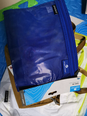 这次双11活动有优惠，所以一起入手买了比较多的整理袋，分隔袋，防水包等等，准备出门旅游时候就可以用上了，这个品牌已经买过多次了，质量很好，用料也很实在。已经到货，评价有点晚了，商品质量很好，一直在京东购物，已经习惯了品牌商品质量有保障，购物很满意。
