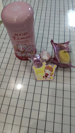 包装挺精致的，饼干味道不错。粉色适合女宝。
