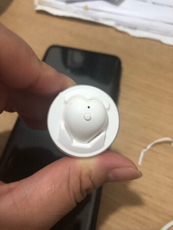 很小巧玲珑，触感很不错，塞耳朵里不剧烈运动不会掉，音质也挺好，还不错