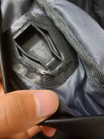 背包很不错，蛮好看的，面料也还行吧，有些小瑕疵，侧面袋好小，放不下水杯