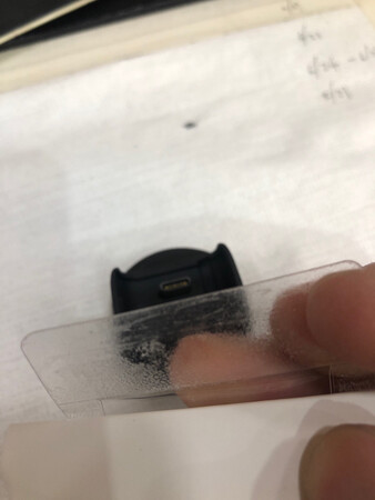 说真的第一次买到这样的，拿到产品包装属于开合状态。保护装置标签都已经脱落，感觉像是二手的。哎