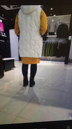 衣服质量 不错穿着大小也合适，面料摸着挺好的，穿着很好看老公说穿着很好看很不错的宝贝。