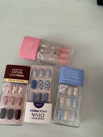 自从用了可贴式指甲之后，再也没有去过美甲店去做，美甲店做的通常会把指甲磨得越来越薄，对指甲的健康非常不利，而这款可以孕妇可以用的指甲真的是我们爱好美丽的人士的福音。希望京东自营比它旗舰店出更多的款式选择。