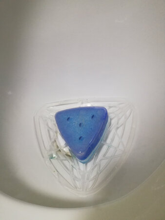 这个小便过滤网真好用，偶尔一天没刷小便池，小便池也干干净净的。真不错。