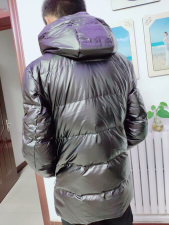 这个衣服也挺简洁的，我很喜欢简洁的衣服。虽然简单，但是穿上去还是很有层次感，不简单