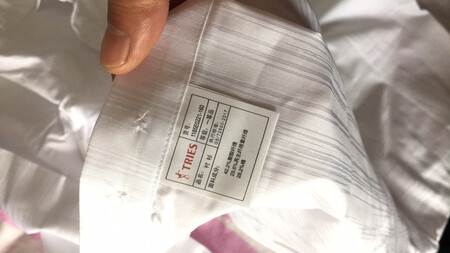 衣服的面料做工和手感都很好，送货也很快，还是大品牌衣服，这个价格在实体店里真是不敢想的，几十元钱就能买一件这样的衬衣，京东的价格太给力啦，已经买过好几次衣服啦，这次的最满意，之前经验不足买的总有点让人不如意