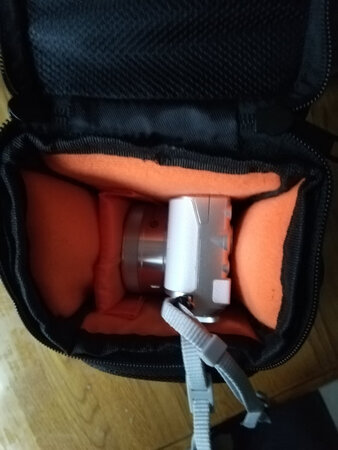 这次找到了这个小相机包，给我的尼康1 配个合适的包包，大小正好，很合适，用料牛筋纺内衬也很厚实，很满意！给好评～