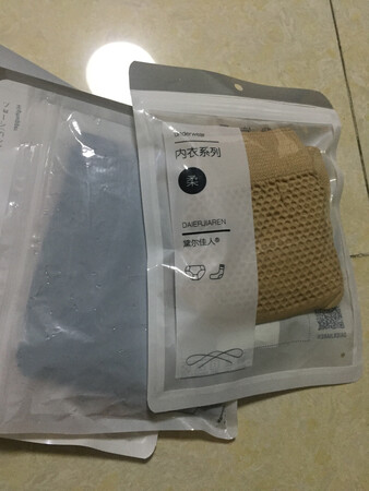 收到货以后，马上打开来看了一下。颜色都很漂亮，就是黑色款不知道为什么包装和其他的不同，也没啥标志，感觉不好。其他的都是一样，很宽松，穿着也不勒，可以考虑入手。物流速度很快的，满满的一大包，可以更换着穿，非常适合夏天穿着，很不错！