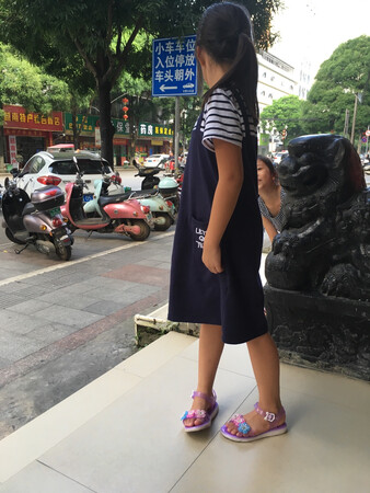 质量很好，女儿很喜欢，希望明年还能穿。