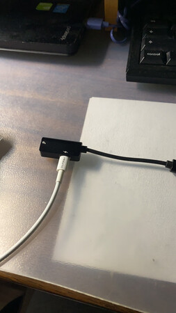 音质没得说，比我的小米铁圈好多了。唯一遗憾的事不支持兼容，边充电没办法用雷射的，没有声音。客服也没办法！虽然是苹果茶楼，但是兼容性不行。可惜了