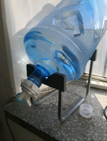 使用感受：大小高矮都比较合适，可见是进行了很多次测试
外观设计：中规中矩，感觉还有优化的空间
做工材质：觉不是太结实，来回有点晃动 
其他特色：可以设计的再好一点，比如能增加一点放东西的桁架之类的，还有想象空间