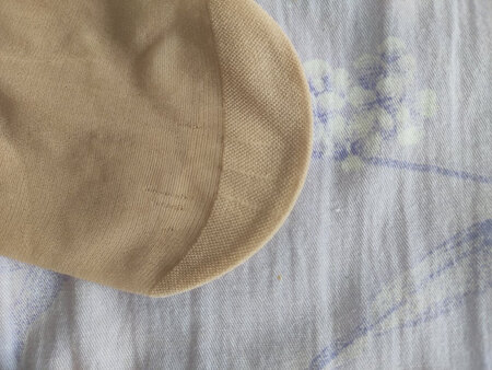 袜子有瑕疵，见图。希望商家能仔细检查，也不想折腾换了。