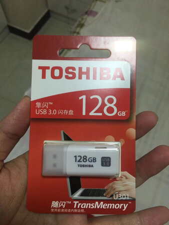 一直在用东芝的U盘，传输速度特别快，不管是家里还是公司，都用的是这一款。这次买了个白色的，没想到手感特别的不错，有一种磨砂的感觉，也不会容易弄脏，容量很满意，能存的东西不少，体积小巧玲珑，刚好和钥匙挂在一起，不容易丢失，有个挂钩的地方，感觉特别的人性化呢