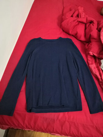 等了好久才等到特价，果断出手，买四件衣服，到手才二百四十多，两件衣服的价格大概在五十多，真的是超划算，而且一直都以来，大多数的衣服班尼路的，就是因为衣服的款式好看，质量肯定杠杠滴，穿着也很舒适，冬天穿这件打底暖暖的！