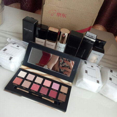 产品包装：不错
产品质感：不错
适合肤质：任何肤质
遮瑕效果：不错
保湿效果：不错