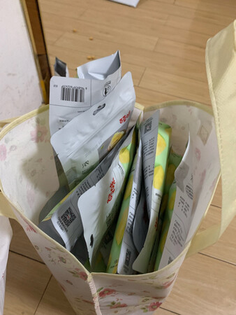 回购回购，没有吃完就还想买，我也是醉了，撑着限购10袋我赶紧下单，家里囤了很多了，我喜欢吃婆婆也喜欢吃！收到货后榴莲干那是一如既往的优质！口感味道都是很醇正的味道，真是让我大爱，而且这款榴莲干和泰国的榴莲干口感真是不相上下，吃完我会继续回购，希望不要限购啊！物流速度很快，第二天到货简直是太方便啦