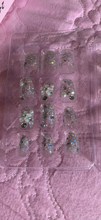 第一次因为有点指尖有点不平整的问题换货，卖家客服刚开始服务态度不错，后来打电话沟通的时候因为当时我在外面，说晚点和客服再沟通，然后晚上沟通的时候客服说售后第二天才上班，第二天早上和客服沟通的时候就不理不睬了，虽然给换货了，但是售后后面的这种态度让人心里很不舒服，买东西谁愿意出问题？有问题可以沟通后解决，如果后来你们不理，只能通过京东，大家都不舒服，第二次换的指甲还不错，虽然没多少钱，希望商家能改变售后服务态度，这样才能生意越来越兴隆。