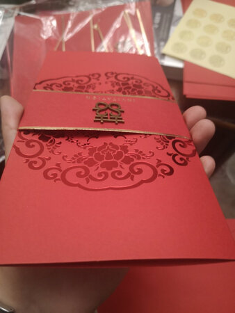 尺寸不匹配，跟我说都有误差。婚礼请柬整成这样我也是服气，这种小东西都做不好，我觉得还是趁早别开店了亲，别祸害用请柬的人呢！