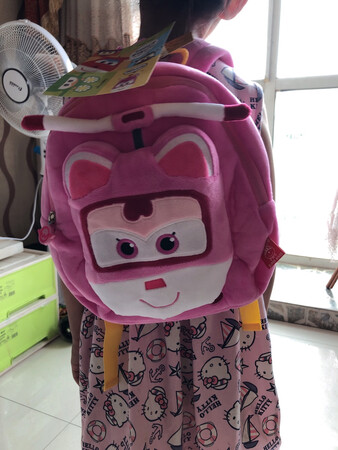 感觉比较适合冬天背，书包质量可以 挺好看的 孩子很喜欢