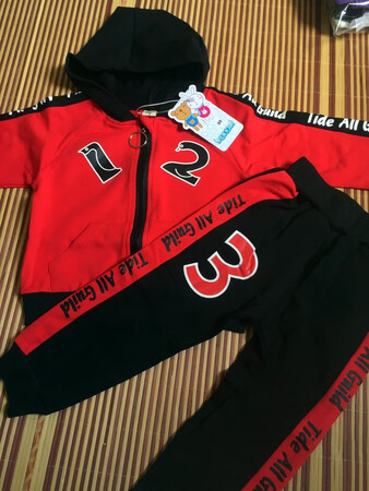 非常个性时尚的套装，面料很舒服，手感很好，小孩穿起来特帅，洗过了，不掉色。相信京东的品质，价格高一些都没关系。店铺客服很周到，已经推荐给同事了。看到的买家朋友们不用犹豫了哈，质量超级好！！！给商家点赞！！！