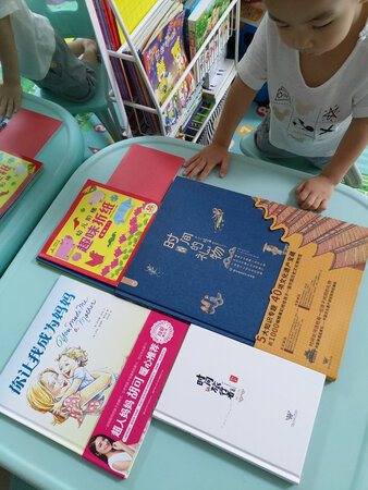这个折纸书还可以，三本不同难度的，适合初学折纸的宝宝。