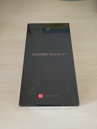 从外观来看和华为mate20X是一样的，但是搭载了华为自研的5G基带巴龙5000，支持NSA/SA双组网。屏幕很大，色彩艳丽，清晰度很高，看的也舒服，处理器也很强悍，很流畅，玩游戏时发热控制的也很不错，相机效果也不错。综合各方面来看，这款5G手机从性能流畅度、拍照方面都还是很强大的，总之很满意这款mate20X 5G版。