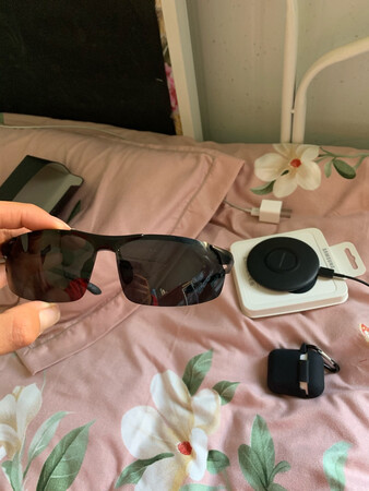 眼镜颜值很高，做工精细美观，带上去很满意，设计简约漂亮，而且眼镜很宽，镜片大，适应面广，带上去很舒服，没有压迫感，镜片清晰，舒适自然，包装大气。试戴效果总体很好，而且京东物流发货及时，昨天买的，今天就到了，派送高效。