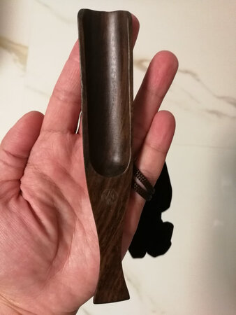 先说说发货速度，因为我着急用，所以要求尽快，然后昨天上午下单，上海到北京，今天晚上就收货了。简直是飞快。
然后说说质量，雕花精细，惟妙惟肖，栩栩如生，完美无缺！
重量不轻，马克杯大小的茶叶罐，拿在手上非常压手。
罐口微微有一点点瑕疵。除此之外打磨的非常精细。双层盖子每一个都严丝合缝，绝对是存茶的佳品。
整体毫无异味，没有一丝金属或者化学品的味道。
这东西绝对是送礼佳品，好茶之人绝对会喜欢。