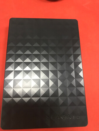 颜值很高 也很轻巧，美观大方，就是数据线太短了，新品容量1.8**，等用了再看