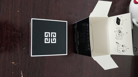 十分不错的一款散粉，记得女朋友说纪梵希的散粉不错，这次双十一活动就买了，关键是价格实惠，质量好，散粉十分细腻，这款散粉也有别的价格，但是个人建议还是要到自营官方旗舰店购买，不仅质量有保证，还能享受保价，十分不错的一次购物体验