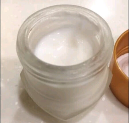 关注很久了，第一次买，一下入了两瓶，收到货后小小的一瓶，超可爱。涂在脸上不油腻，很清爽，没失望，支持国货！！！