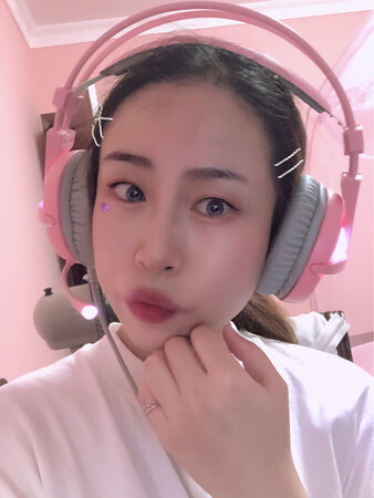 粉色大爱 使用方便 
音质玩游戏是足够的～
满意