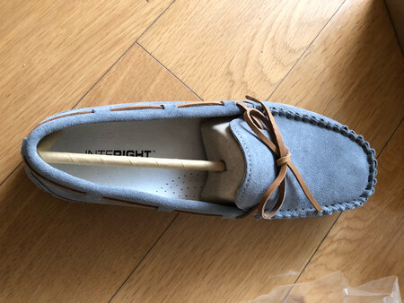 外观颜值：和图片一样，简单大气。
材质手感：还不错，稍有些硬。
舒适度：比较舒服，应该适合脚瘦一点的人穿。
尺码大小：正好。
做工细节：比较精细，里里外外都不错。
其他特色：这双鞋最惊喜的就是价格，自营的品质让人放心，价格又低得离谱，真的是我越来越离不开我京东了，只要想到的都在自营的能买到。