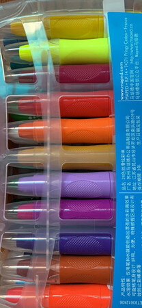 幼儿园老师指定要买这个，试了一下果然非常不错。画出来的确有丝滑感、颜色也很鲜艳。宝宝很喜欢这个，但是感觉拿起来还是有点大，小孩子的话可能笔杆要更细一些才好握得住。不管怎么样，京东的物流是第一位的！大赞京东物流！