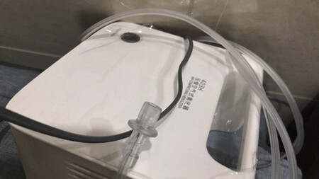 双十一活动购买，价钱比平时便宜很多，只是没有买到更加便宜的，雾化出雾量不是二三百的可以比，之前买了一个其他的果断退了，买了一个好一点的，儿子肺炎进医院，带点雾化液回来雾化，看着电视雾化，不哭闹，希望能够用久一点。京东的速度快，质量有保障。