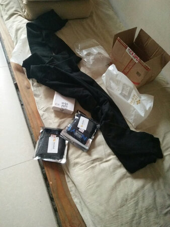 本来是想等到双11才下单的，看到优惠挺大的，就下单了。保暖裤买了一条39的，买了一条69的，就想试一下，感觉怎么样，果然是一分钱一分货，39的就比较薄一点点，但是也挺好的，很摸的很舒服，感觉很好，69的就不用说了用料也比较厚，然后那个舒适度啊，比39的简直就是天差地别，不是一个档次的，只能说年纪大了，怕冷一点的就买69的，然后年轻人青年人就买39的就够了，不要买太厚的，我感觉69的太厚了，会出汗的，我现在买的这钱69的，准备给我妈妈穿，我妈妈比较怕冷嘛，挺好的，都可可以下单的，靠得住。再有就是内裤了，这是第二次买了，感觉这内裤还下一次买就是上线头比较多一点，现在这次看了一下线头也没有啦，穿着还是挺爽的。买了两三样东西，所以就发一条评论了，因为我这个人比较懒，懒得写那么多。下次再光顾。