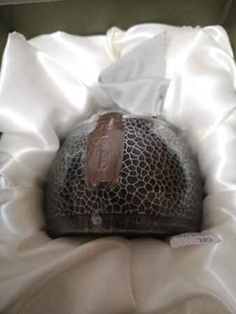 回想喝茶已有十五年，作为北方人对茶文化了解甚少，平时常喝大红袍和普洱，今年有幸去了趟福建武夷山，去了大红袍之乡不仅仅是了解到了大红袍的来历，更是了解到了茶叶的整个过程，没想到每天喝的茶有这么讲究的工艺中国的茶道也博大精深，此行同时了解到茶叶的保存方法，很多茶行都是用锡罐储存一些上品的老茶，回来以后决定也买一个锡茶叶罐自己平常使用，看了很多家的商品，最终选择了这个宝贝，产品虽然价格不低但算是物有所值，有份量，做工也非常精致，产品品质感强，，包装细节也做得很好，给店家赞一个，希望下次购买能遇到大活动，哈哈