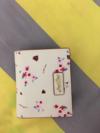 很漂亮，女儿很喜欢，质量也好，大小放在小包里正合适。