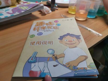 这套科学小子席徳的科学实验孩子非常喜欢，只要有点时间就想要做一个实验。总共是 72个科学实验，实验工具准备的也非常齐全，而且还额外赠送了科学小子席徳的中文动画片和英文版动画片。很划算了。有折扣时可以购入。