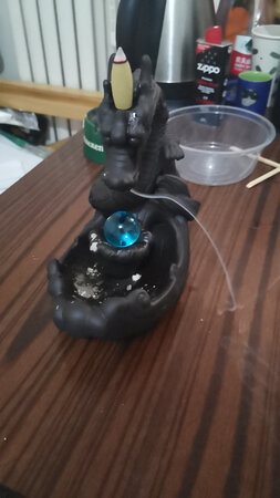 收到货就立马使用了一下，送的香不是特好闻，出来的香烟也不会吐到龙珠上，一个香都烧完了，没碰到龙珠的时间也不到十秒，都在龙珠附近转悠，有点风或者波动烟就飘的更厉害！不能等香全灭凉了再扔，全灭的话香就化成灰烬了，不方便扔！不凉的时候是成型的！
