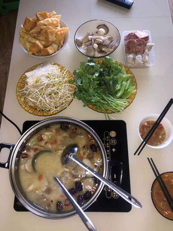潮香村超级披萨饼，包装精美，冷链物流非常给力。到家后，第一时间就加工，出炉后非常给力，且包装上的图片和内容是完全一致的。饼层上盖着厚厚的芝士，有西红柿辣椒、火腿等，口味非常棒，吃到口中，饼层非常适口，有淡淡的麦香。