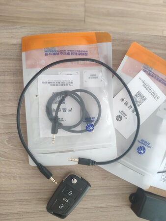 产品质量：线柔软，而且粗，用料好。长度刚合适
产品性能：口 镀金材质，拿起来比较有手感。音质没得说的，真心可以，不愧是专业线材的。
产品包装：简约比较实用，很好。再加上京东送货速度，非常满意。
兼容性能：完美结合，不紧不松，无杂音。刚刚合适。说明接口精度非常好，很讲究。