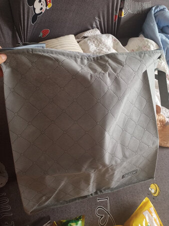 密封效果：不透风，密封效果特别好！没有味道，
容量大小：买来给孩子放衣服的，放了好多衣服，容量足够了，放小孩的衣服！
商品质量：京东自营的东西都是正品，都在京东自营买东西，物流特别快，值得信赖！
厚薄程度：程度正好，买来给孩子放衣服的，还挺不错的，收纳效果特别好！
适用场景：适合好多场景，收纳特别好！放衣服被子，显得干净利落整洁！