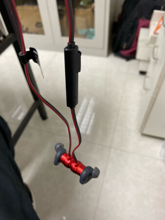 用坏了两个小米决定换个牌子试试，体验如下：音质单薄，蓝牙耳机就别要求太多了；跑步时迎风侧沙沙作响，音频线太重偶尔会将耳塞拖出耳廓，不推荐运动时佩戴；续航和描述一致不低于四小时；实物没图片好看。总结：产品中规中矩，定价有收智商税嫌疑。