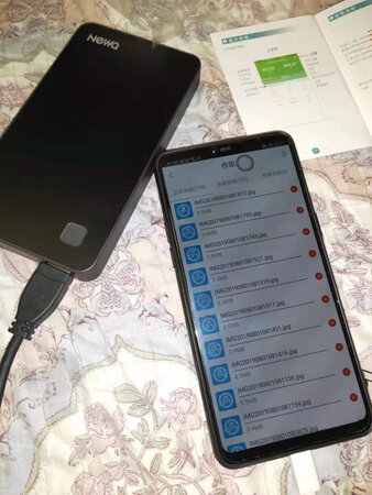 不错，很方便！直接手机连接硬盘WiFi就可以直接传输，速度也可以。薄薄的，方便携带！