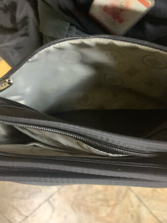 外观颜值：我老婆帮我选的，一开始看图片我不是很感冒，打开包装后还是比较满意吧
材质手感：还可以，符合我的预期
容量空间：我买的是大号的，感觉还是小了，我应该选择超大号！包小了我就没有安全感！
做工细节：细节可以打90分吧，不错
适用场合：商务上班都可以
其他特色：祝店家生意兴隆，现在生意不好做，大家都不容易，希望店家出更好的产品！