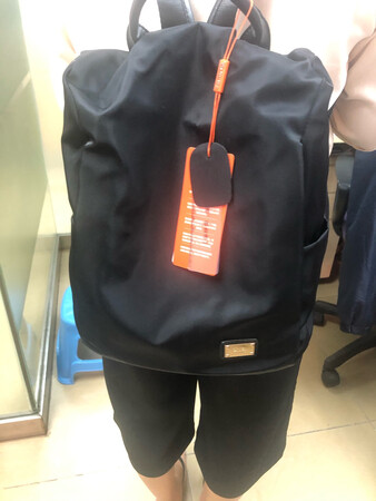 外观颜值：简单大方得体。。。。。
材质手感：摸着手感挺不错，这质感Ok...
容量空间：容量空间刚刚好，适合各种场合使用。。
做工细节：做下很精细，喜爱。。。
适用场合：适合任何场合
综合以上还算满意，除了物流慢点。。