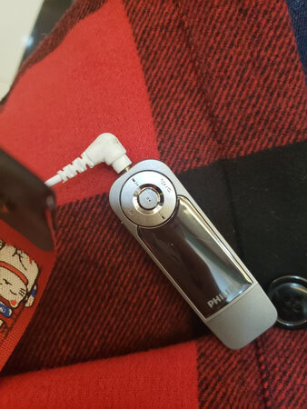 不推荐，待机时间太短，充电usb接口麻烦，操作起来也挺繁琐，